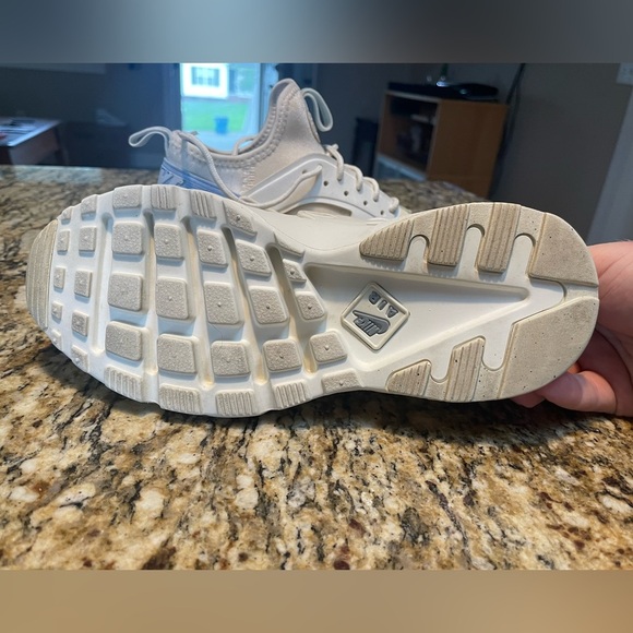 Women’s Nike Huaraches - Picture 8 of 13